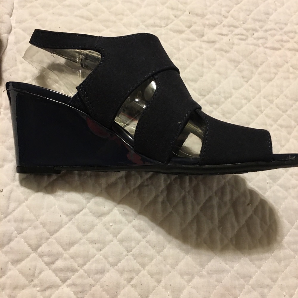 Navy blue new never worn Life stride sandal.